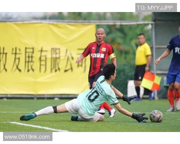 足球赛时的激情与团结：球迷心声与运动员拼搏的完美交融