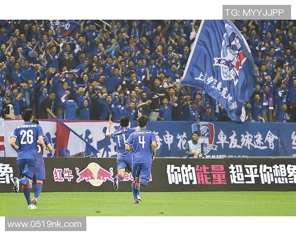 足球特别紧张的赛季让球迷心跳加速每场比赛都充满悬念与激情